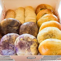 Mixed box of Filipino breads - 16 pieces